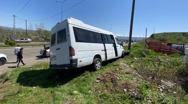 Bingöl’de Minibüs ile Otomobil Çarpıştı: 7 Yaralı
