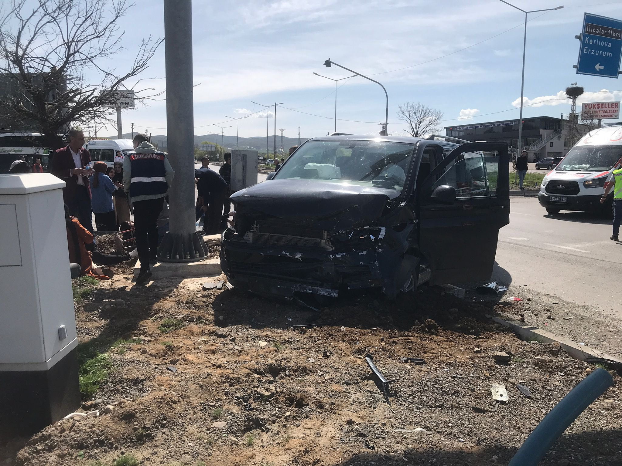 Bingöl’de Minibüs ve Hafif Ticari Araç Çarpıştı: 15 Yaralı