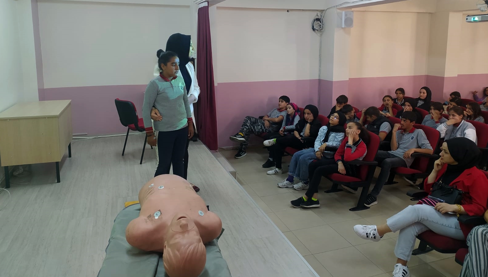 Öğrencilere İlk Yardım Semineri: Hayat Kurtarmanın Önemi!