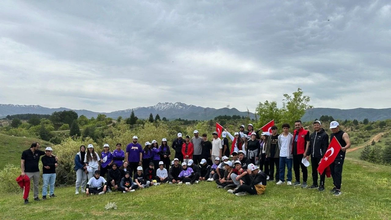 bingol-emniyeti-gencler-ve-aileleriyle-doga-yuruyusunde-bir-araya-geldi