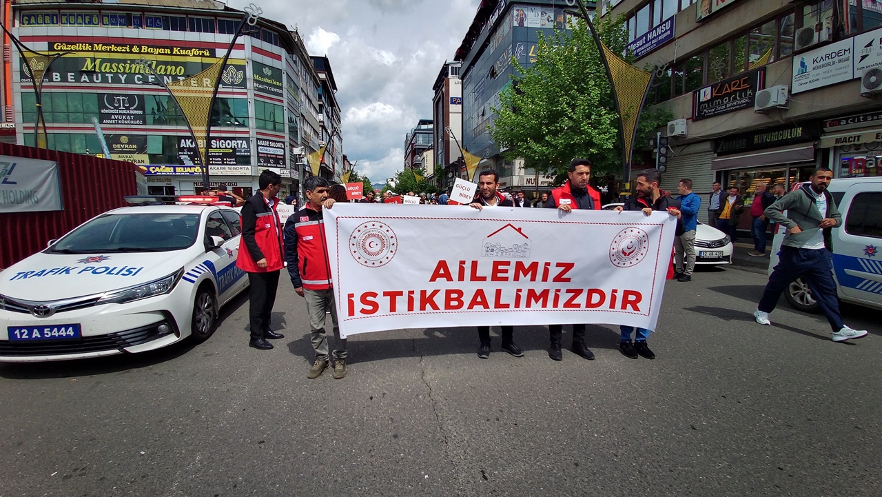Bingöl’de Aile Haftası Kutlamaları: ‘Aile İstikbalimizdir’ Yürüyüşü Düzenlendi