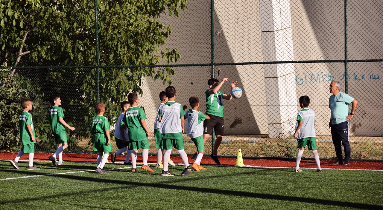 Bingöl’de Gençlere Futbol Okulu Fırsatı