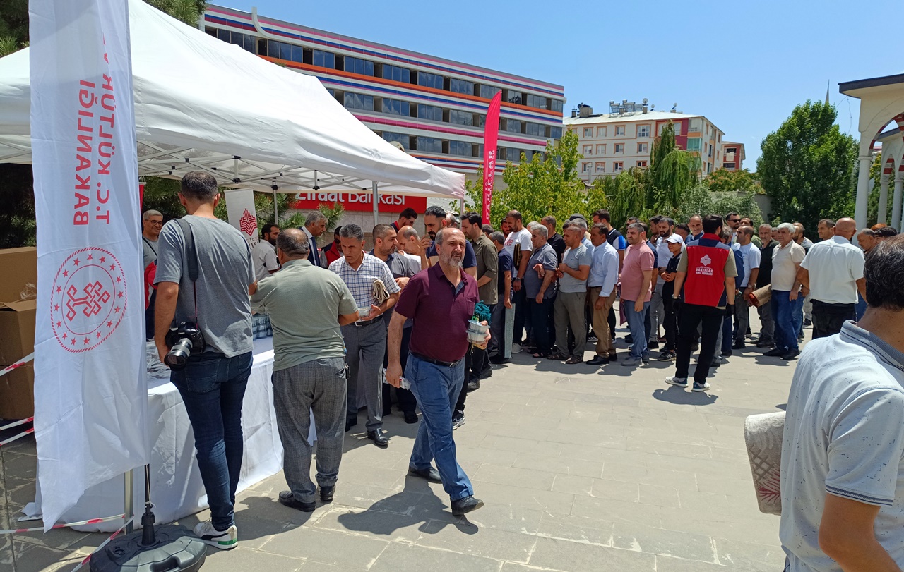 Bingöl’de Cuma Namazı Çıkışında Aşure Dağıtıldı