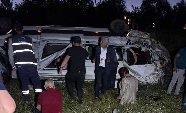 Bingöl-Diyarbakır Yolunda Minibüs Devrildi: 13 Yaralı
