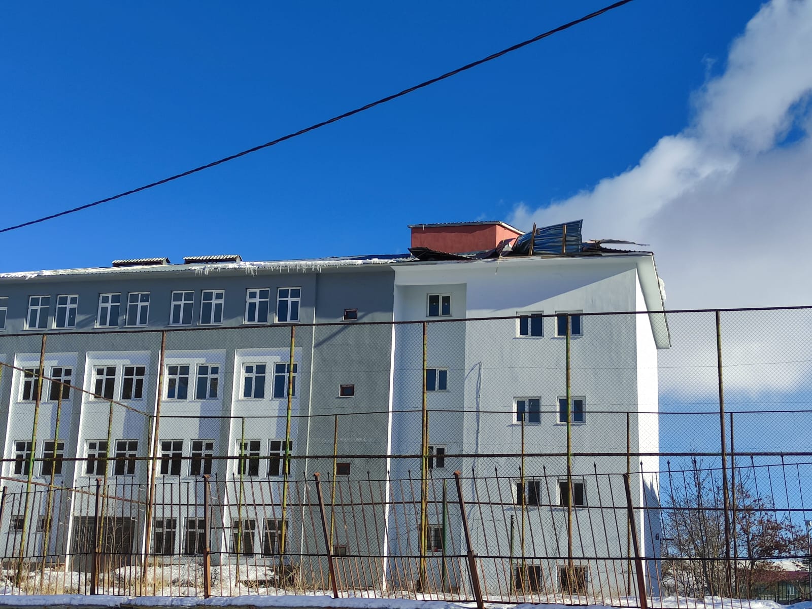 Karlıova’da Şiddetli Fırtına Okul çatısına hasar verdi 