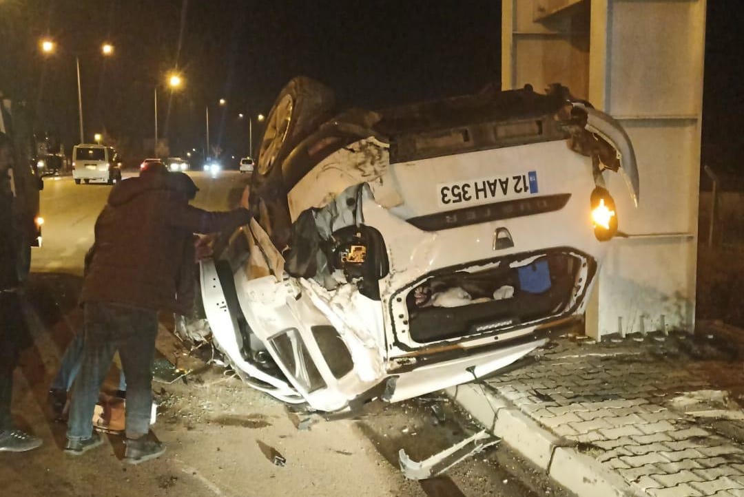 Bingöl’de Otomobil Takla Attı: Sürücü ve Oğlu Yaralandı 