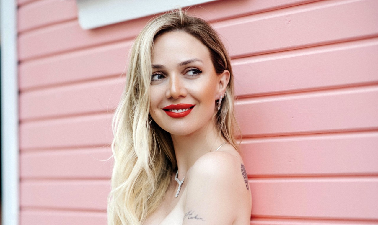 Elif Aysel Nazim, Yeni Tiyatro Oyunuyla Büyük Beğeni Topluyor! 