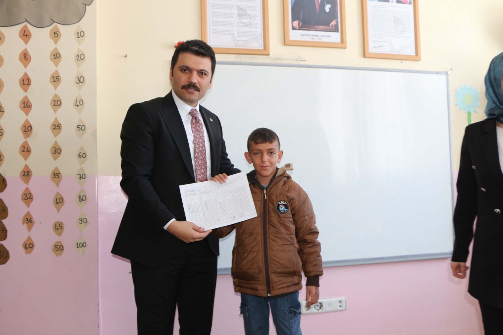 Kaymakam Gilan, Karlıca Köyü Çocuklarını Sevindirdi
