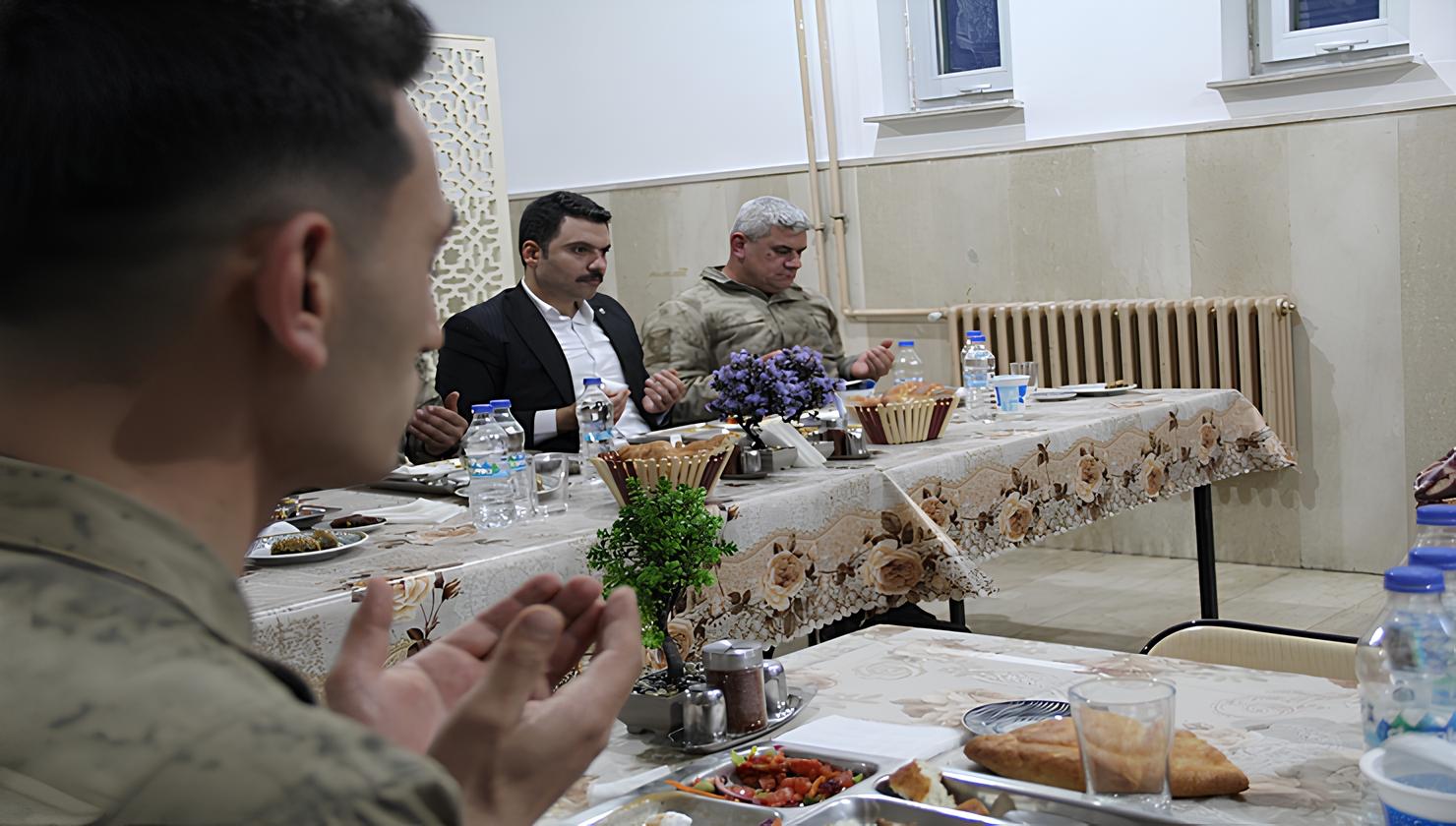 Kaymakam Gilan, Bağlıisa Karakolu’nda Mehmetçik ile İftar Yaptı