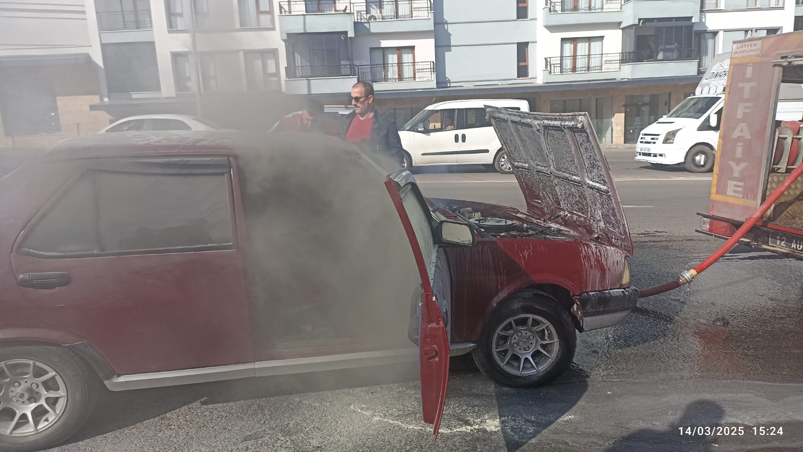 Bingöl’de TOKİ Konutları Girişinde Araç Yangını