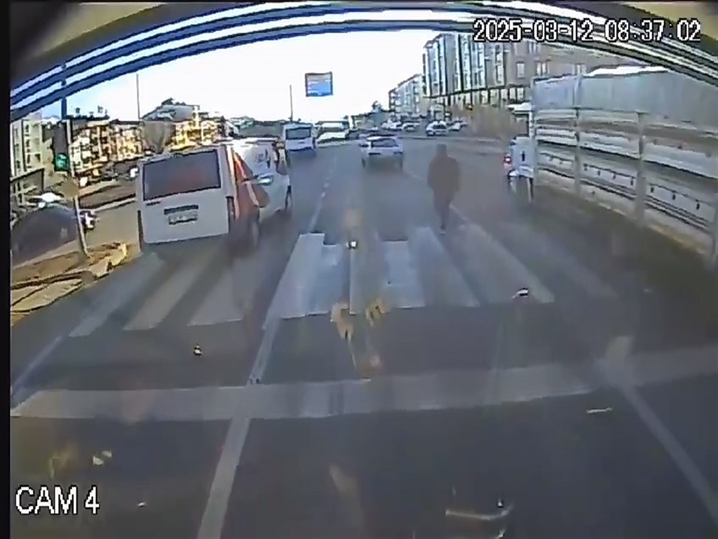 Bingöl’de Zincirleme Trafik Kazası Güvenlik Kamerasına Yansıdı