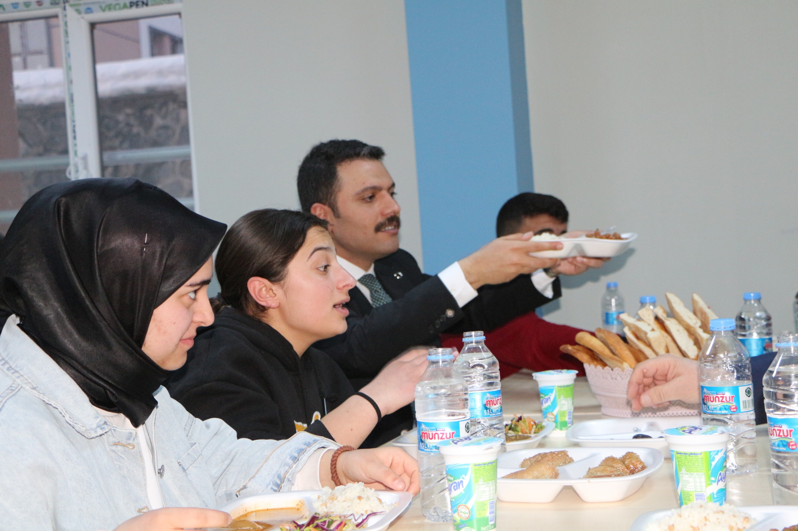 Karlıova Kaymakamı Öğrencilerle İftarda Bir Araya Geldi