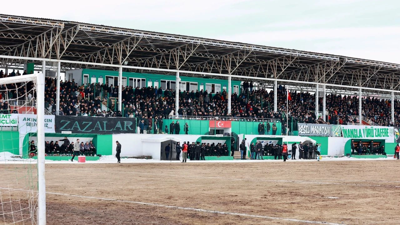 bingol-sehir-stadyumu-yikiliyor