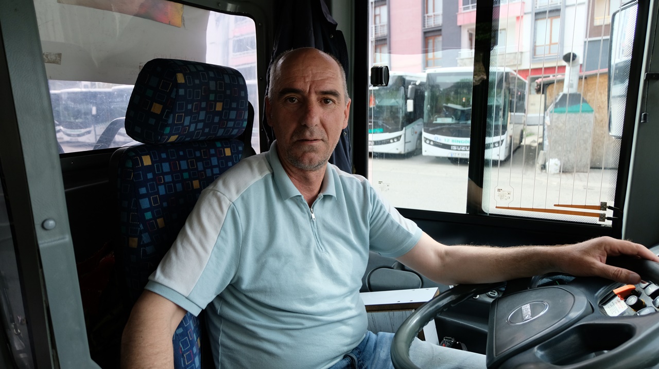 Yolun Ortasında Boğa Sürprizi: Bingöl’de Otobüs Şoförü Panik Yaşadı
