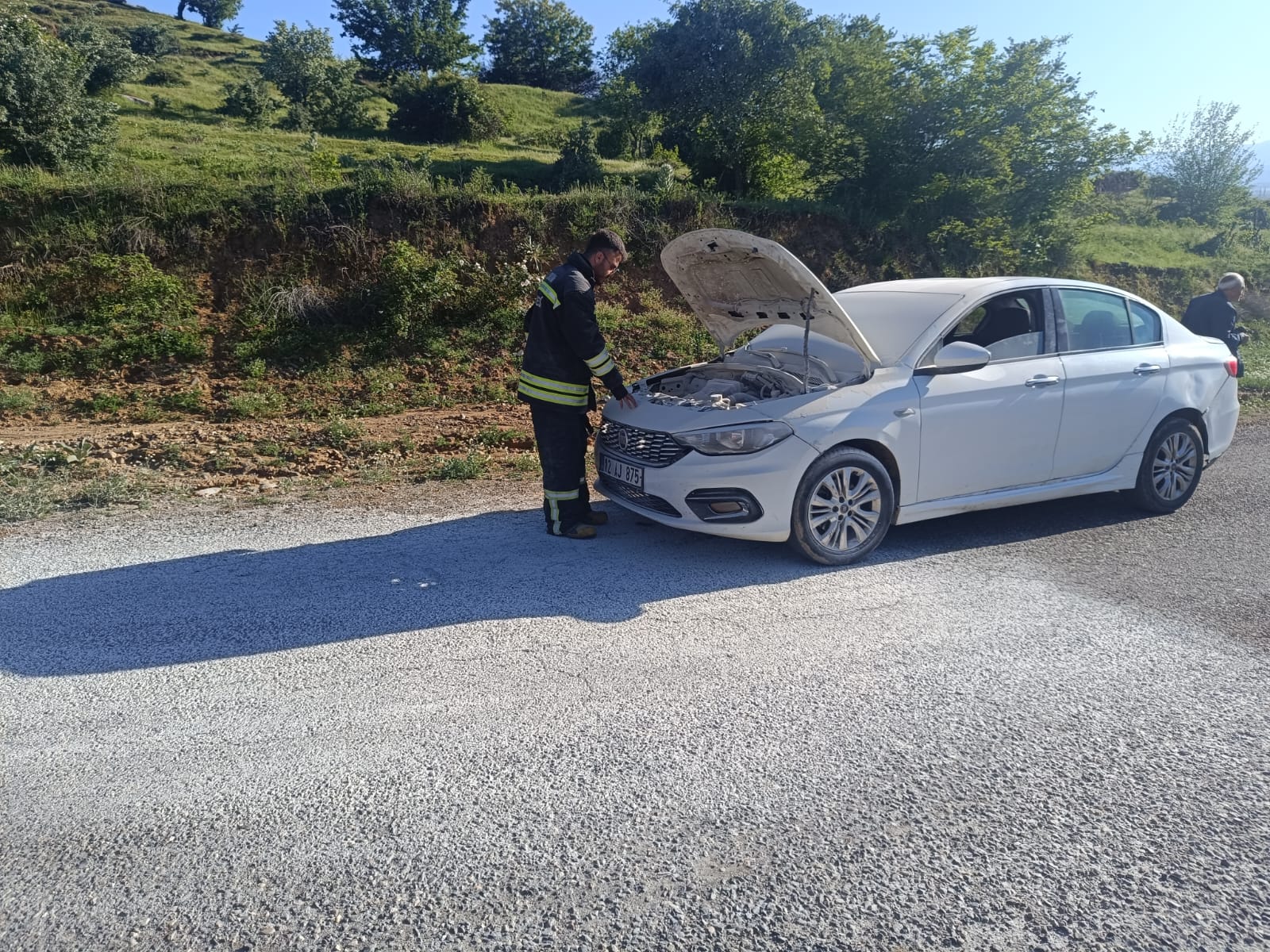 Genç İlçesinde Seyir Halindeki Otomobilde Yangın Çıktı