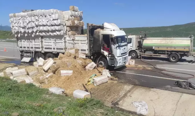 Karlıova’da Saman Yüklü Kamyon Yandı