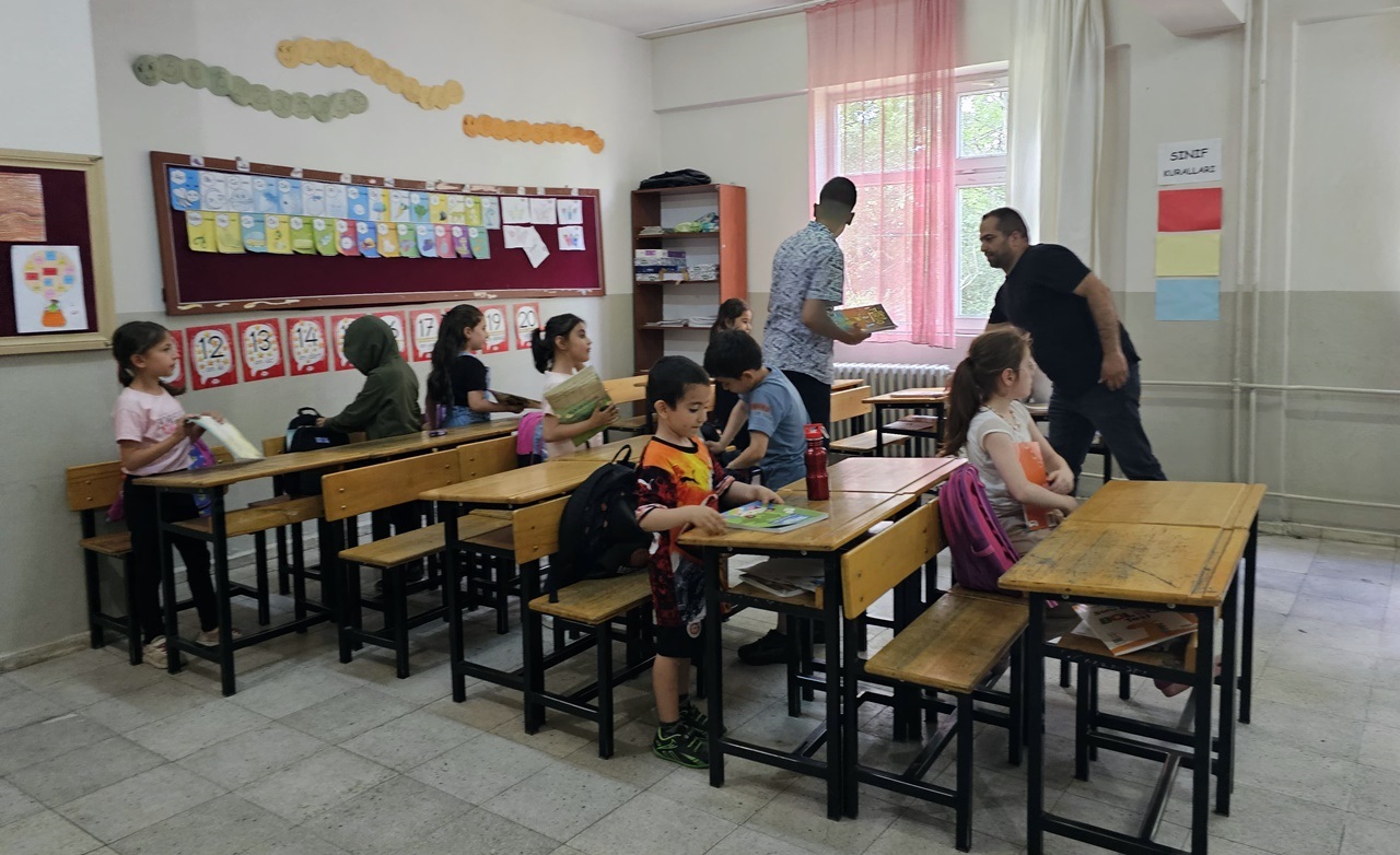 Genç'te Öğrencilere Kitap ve Kırtasiye Desteği-----