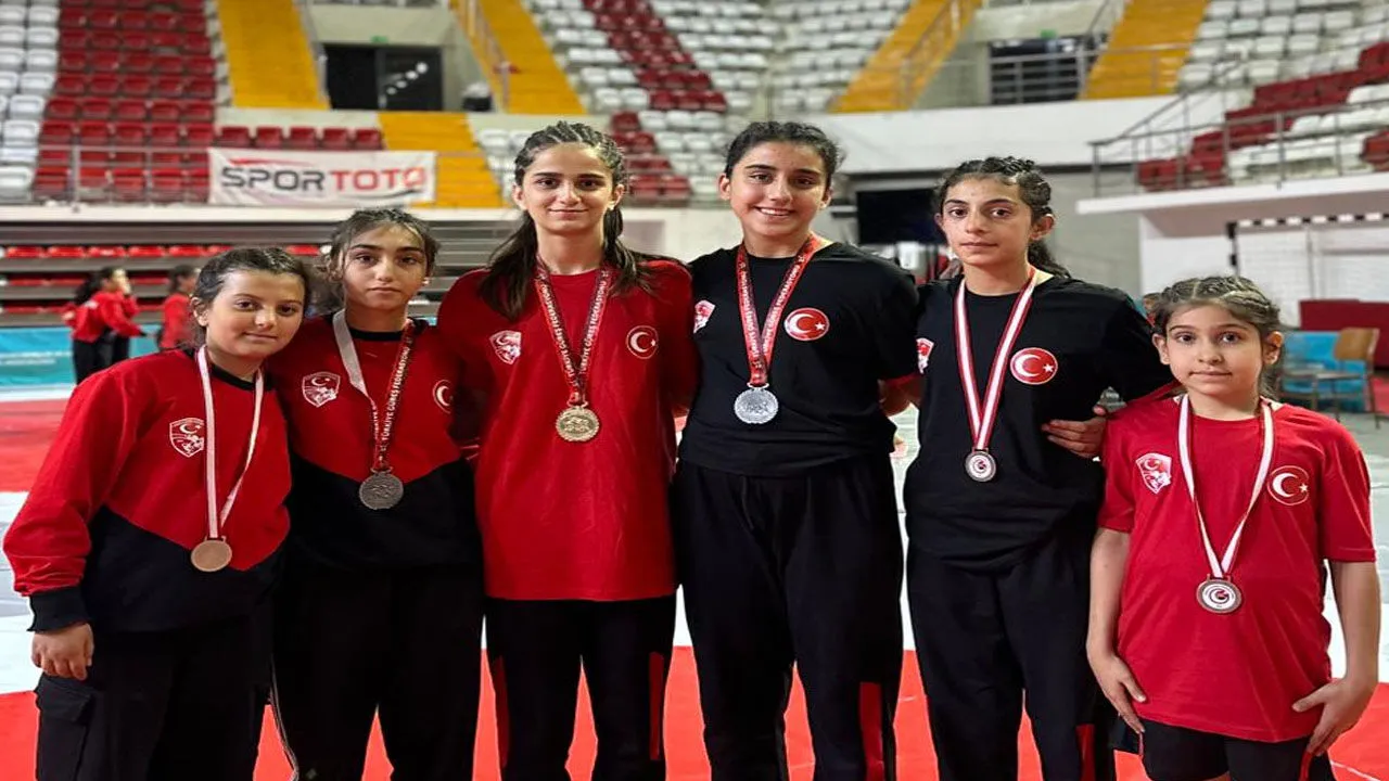 Bingöllü Güreşçilerden Madalya Yağmuru