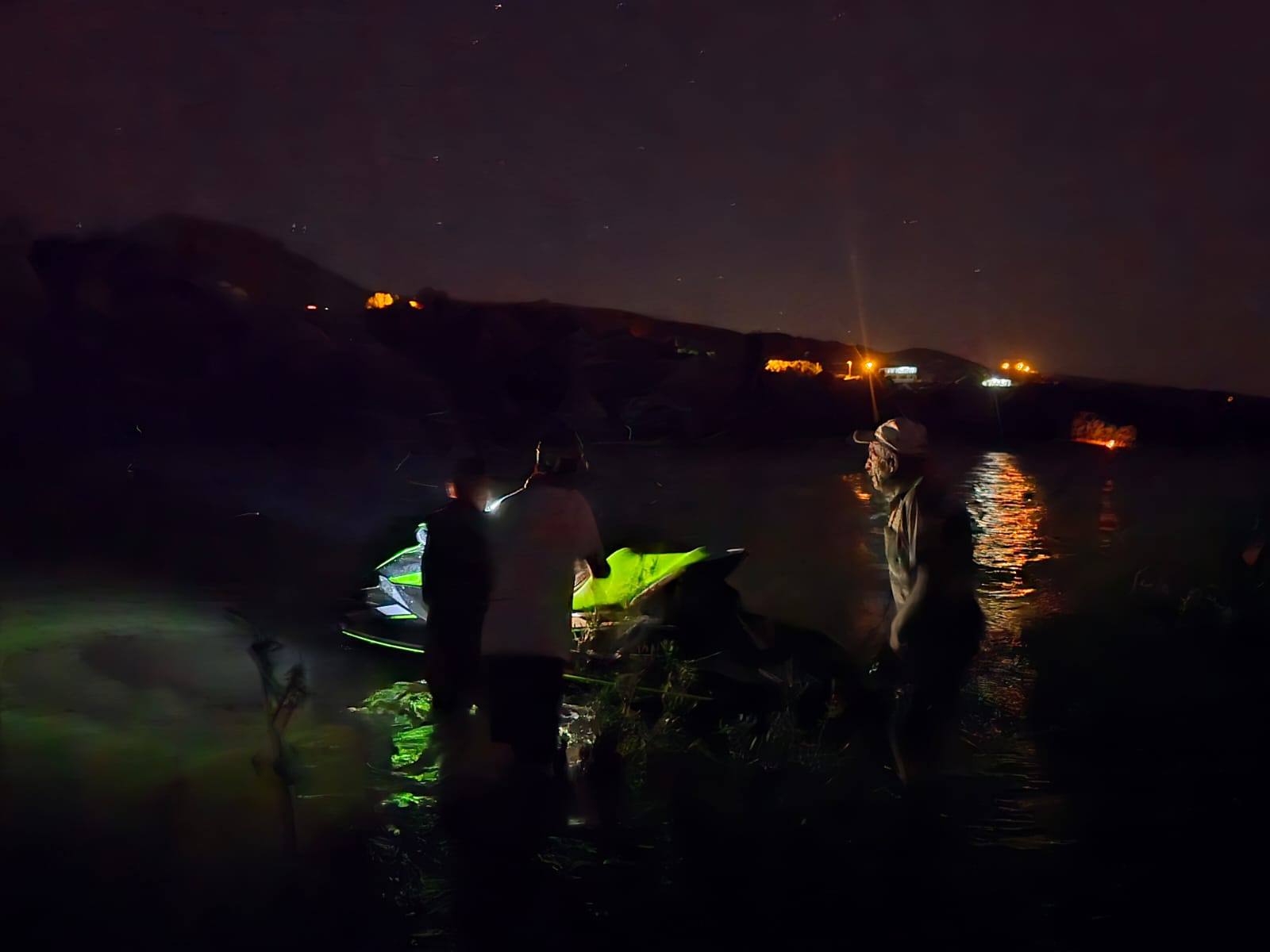 Murat Nehri’nde Mahsur Kalan 4 Kişiyi Jetski Kurtardı