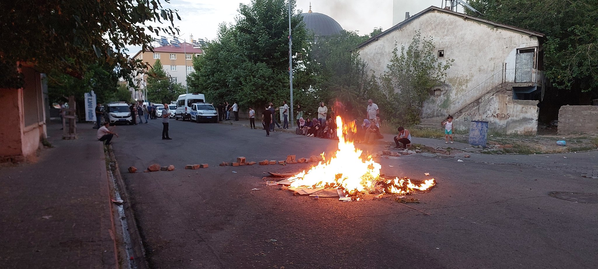 Bingöl’de su kesintisini protesto eden vatandaşlar yolu kapatıp ateş yaktı