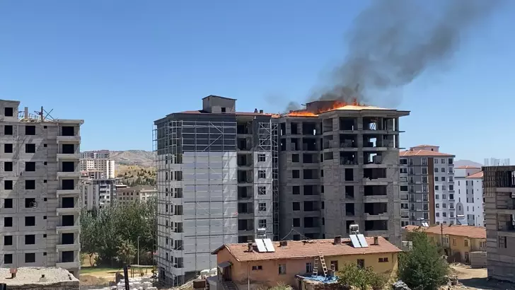 Elazığ’da İnşaatın Çatı Katında Yangın Paniği