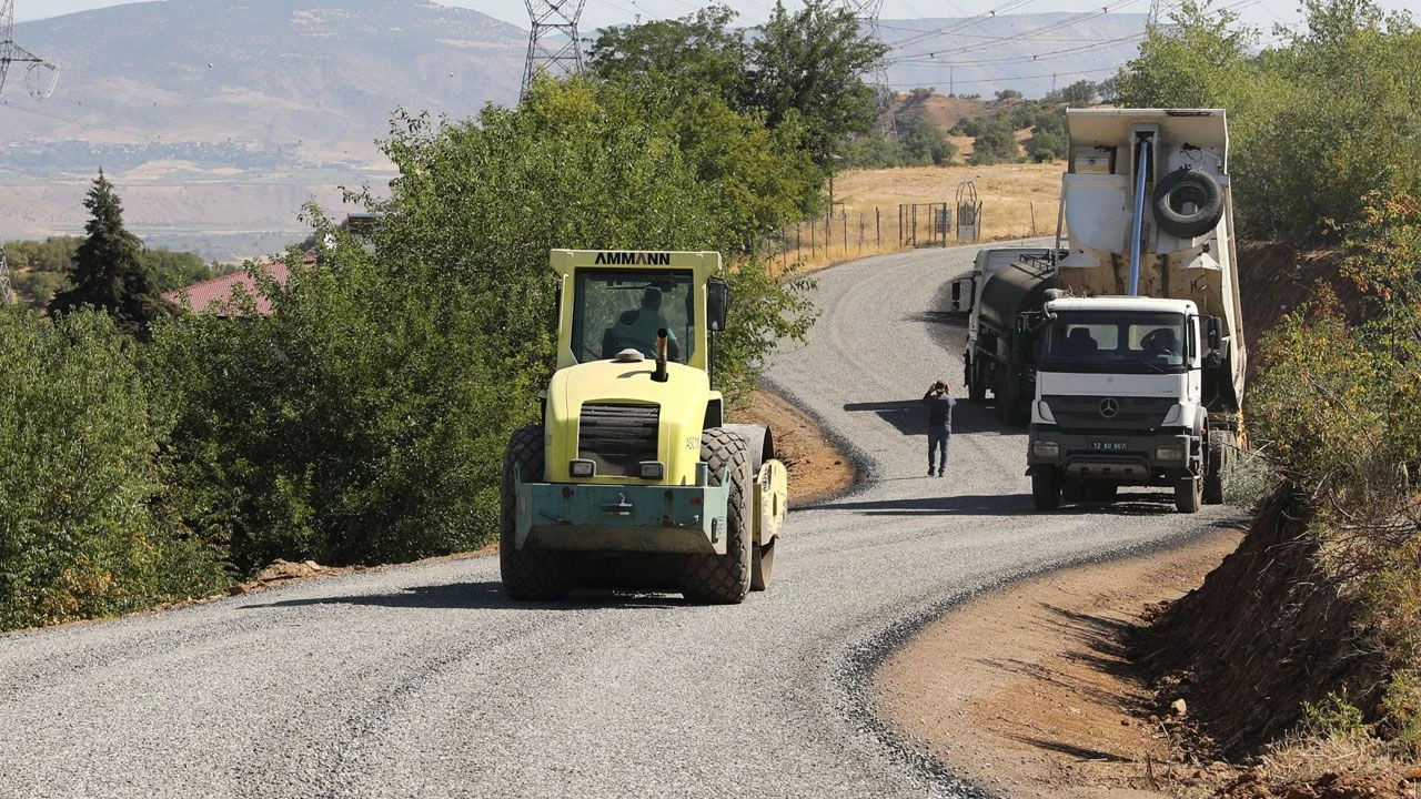 Bingöl Genç’te Köy Yollarında Bakım ve Asfalt Çalışmaları Başladı