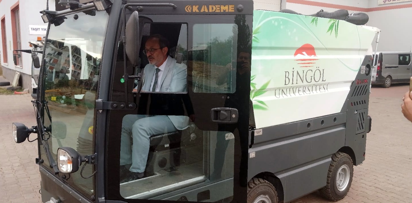 Bakanlıktan Bingöl Üniversitesi’ne Yol Süpürme Aracı