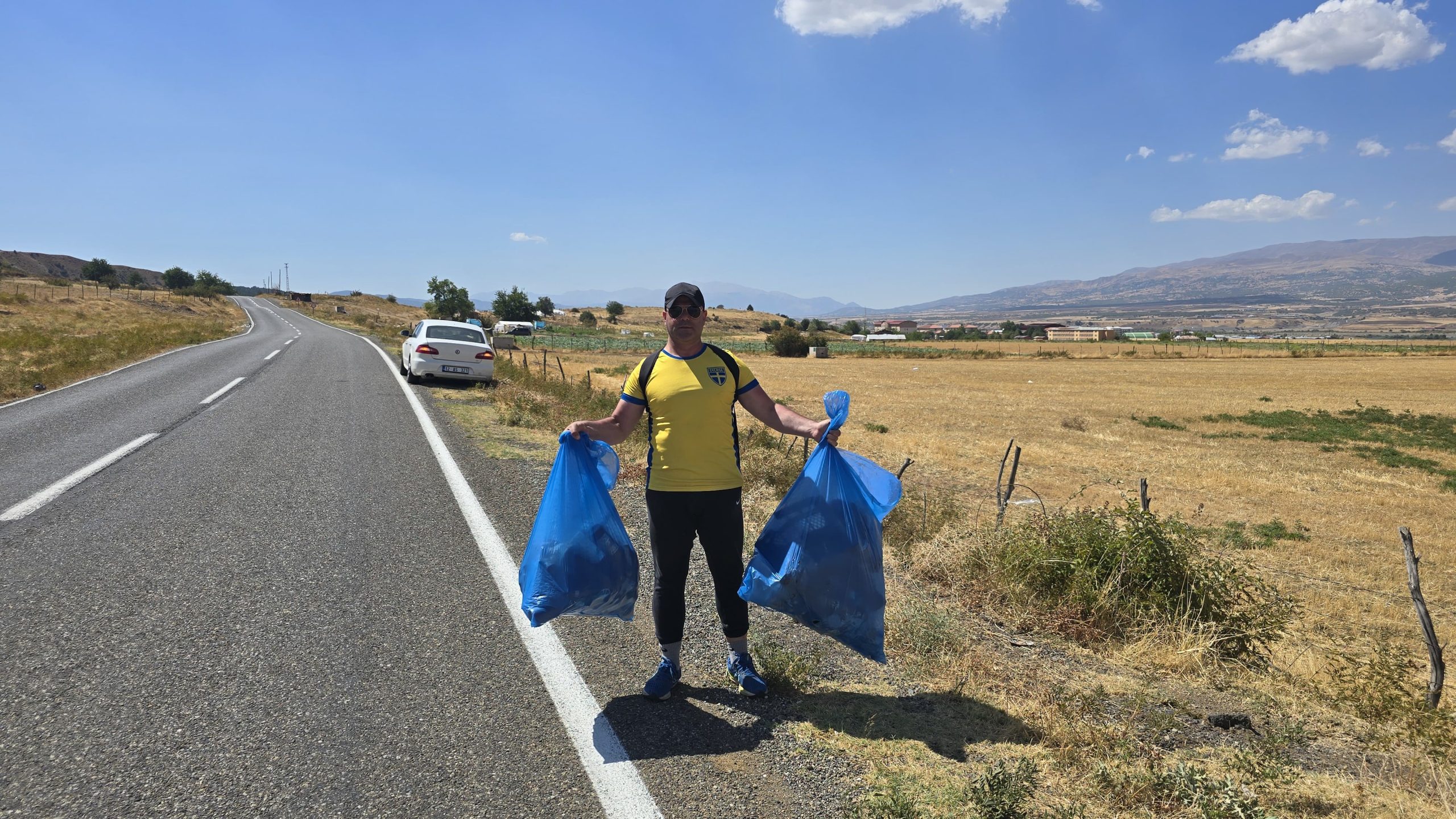 Gurbetçi Hemşehrimizden Örnek Davranış: Doğaya Atılan Çöpleri Topladı