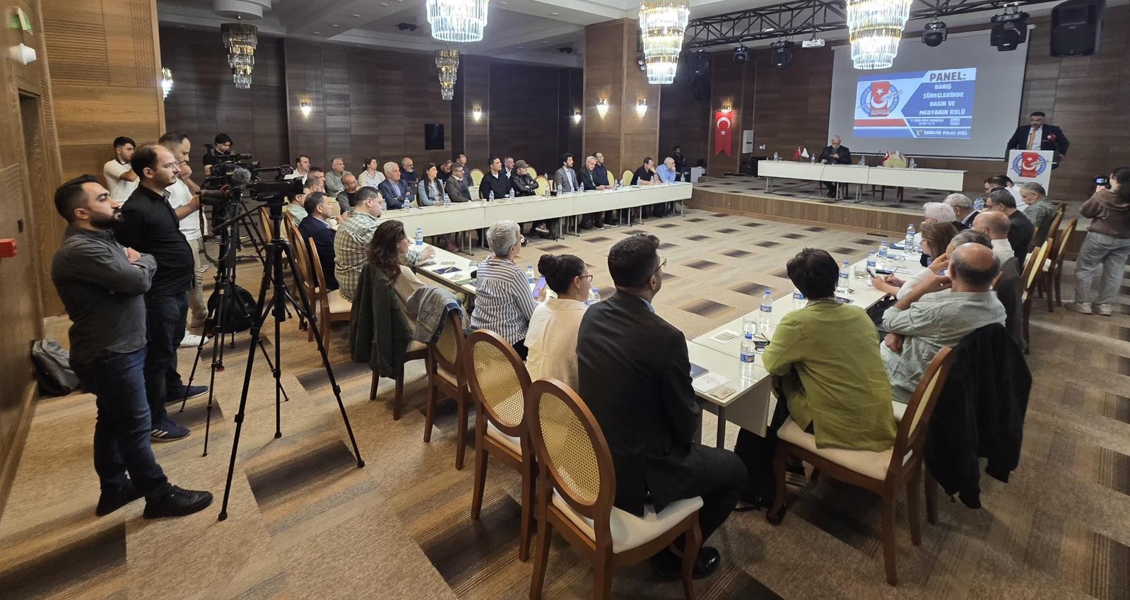 Diyarbakır’da ‘Barış ve Medya’ Paneli Başladı