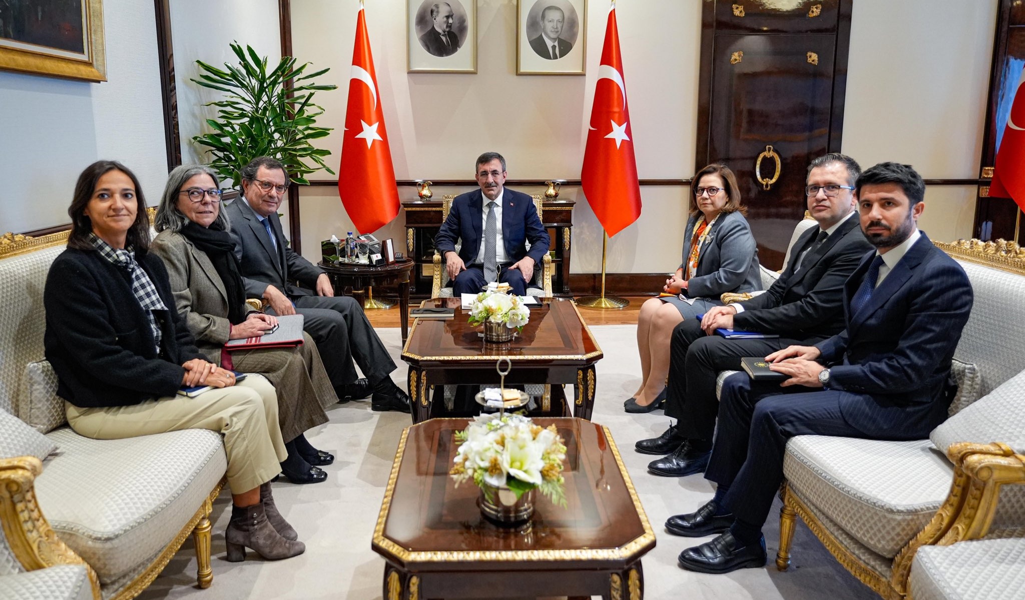 Yılmaz, Portekiz Bakanı Almeida ile Külliye’de Görüştü