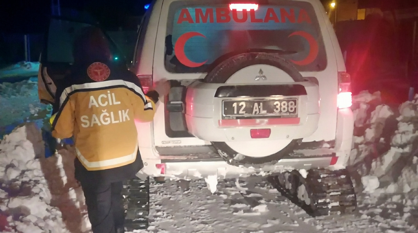 Karlıova’da Kara Saplanan Paletli Ambulans Kurtarıldı