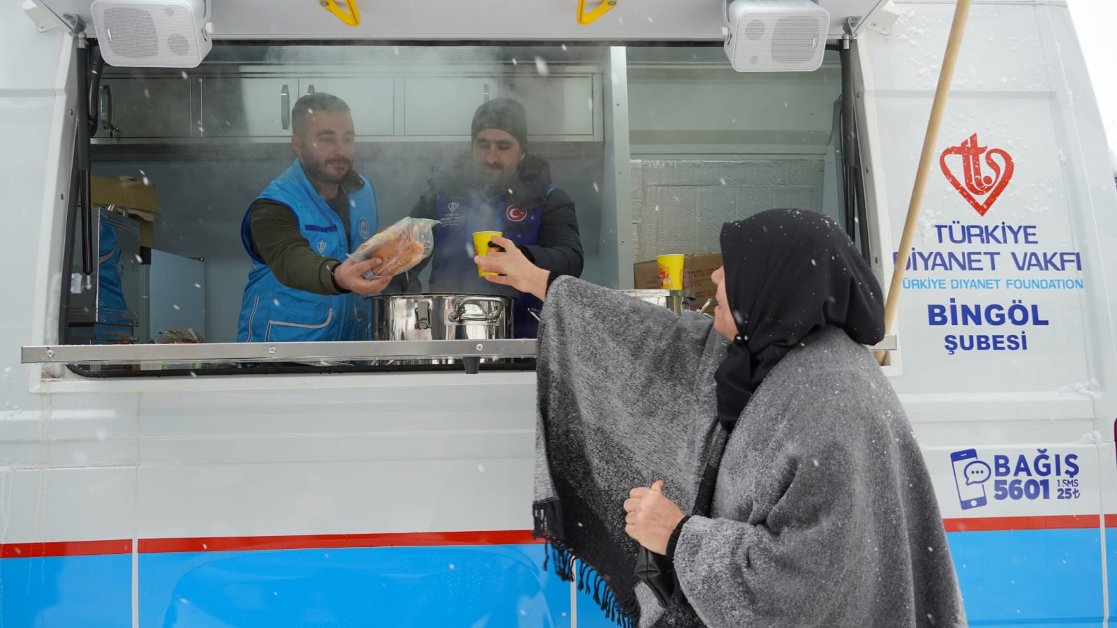 Bingöl’de Hastane Önünde Gönül Isıtan İkram