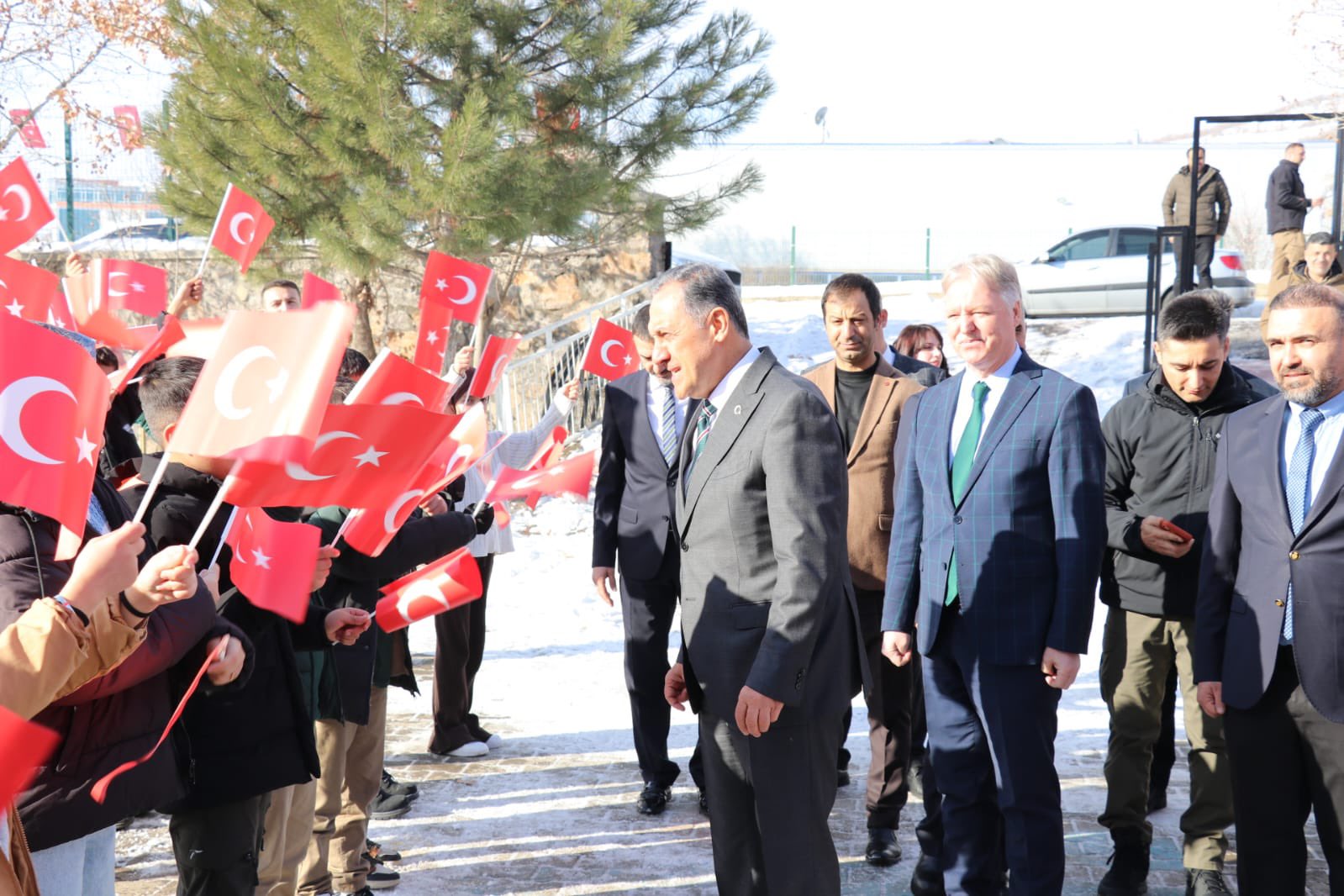 Vali Usta Öğrencilerin Karne Sevincine Ortak Oldu