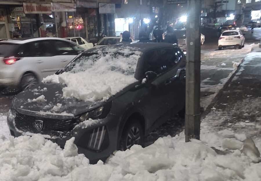 Çatıdan Kopan Kar Aracı Ezdi