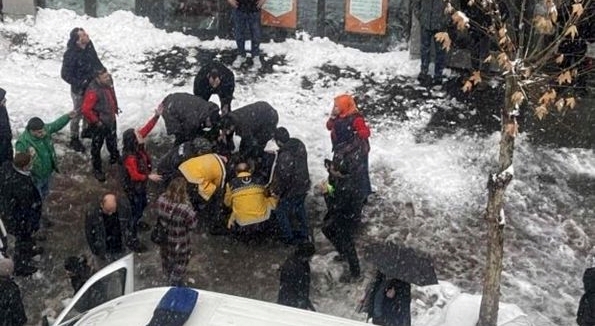 Bingöl’de Çatıdan Düşen Kar Kütlesi Can Aldı