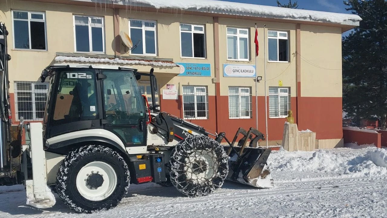 Genç ilçesinde, kar temizliği-