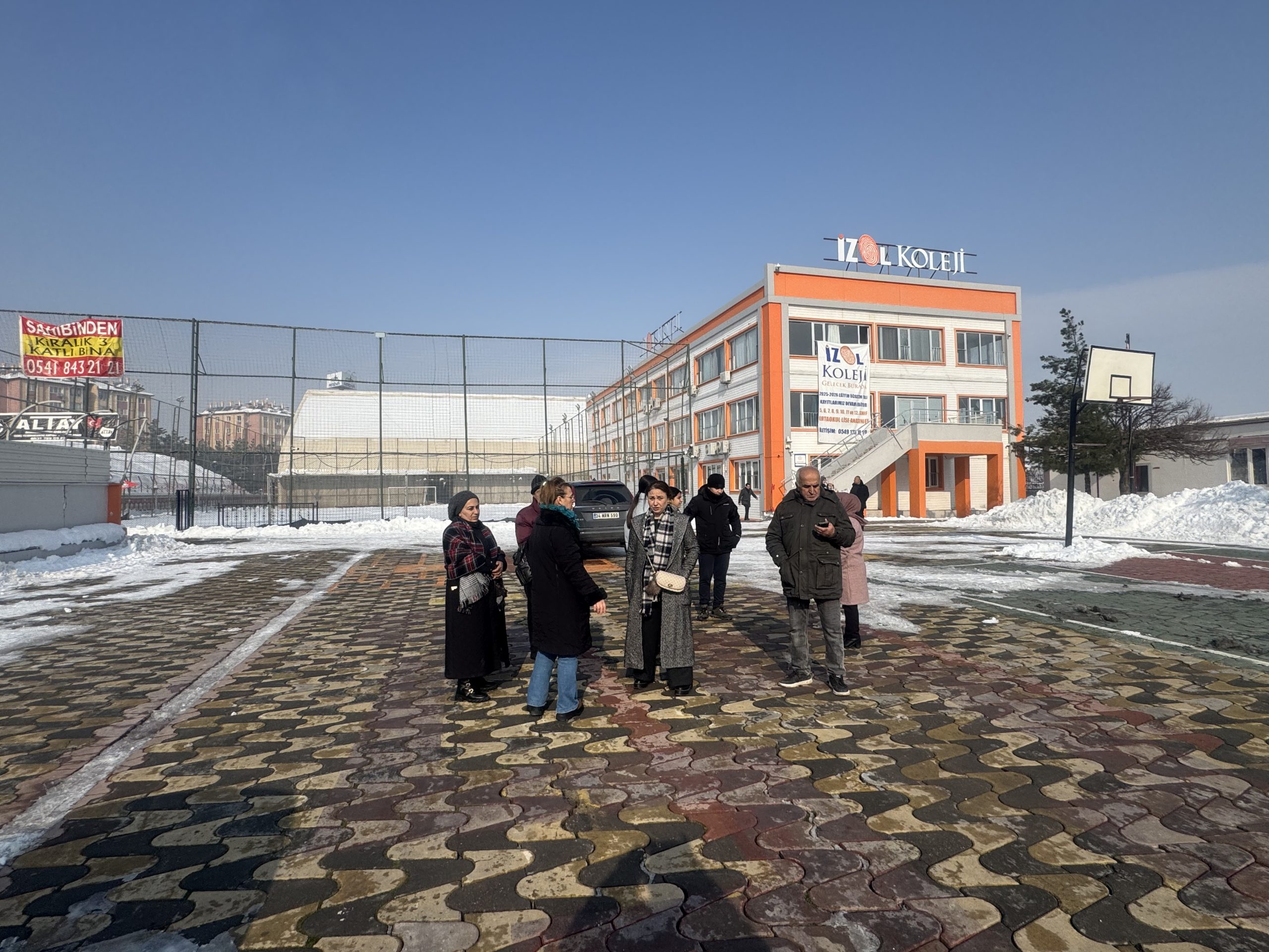Eğitim Devam Ederken Okula “Satılık” ve “Kiralık” Tabelası Asıldı