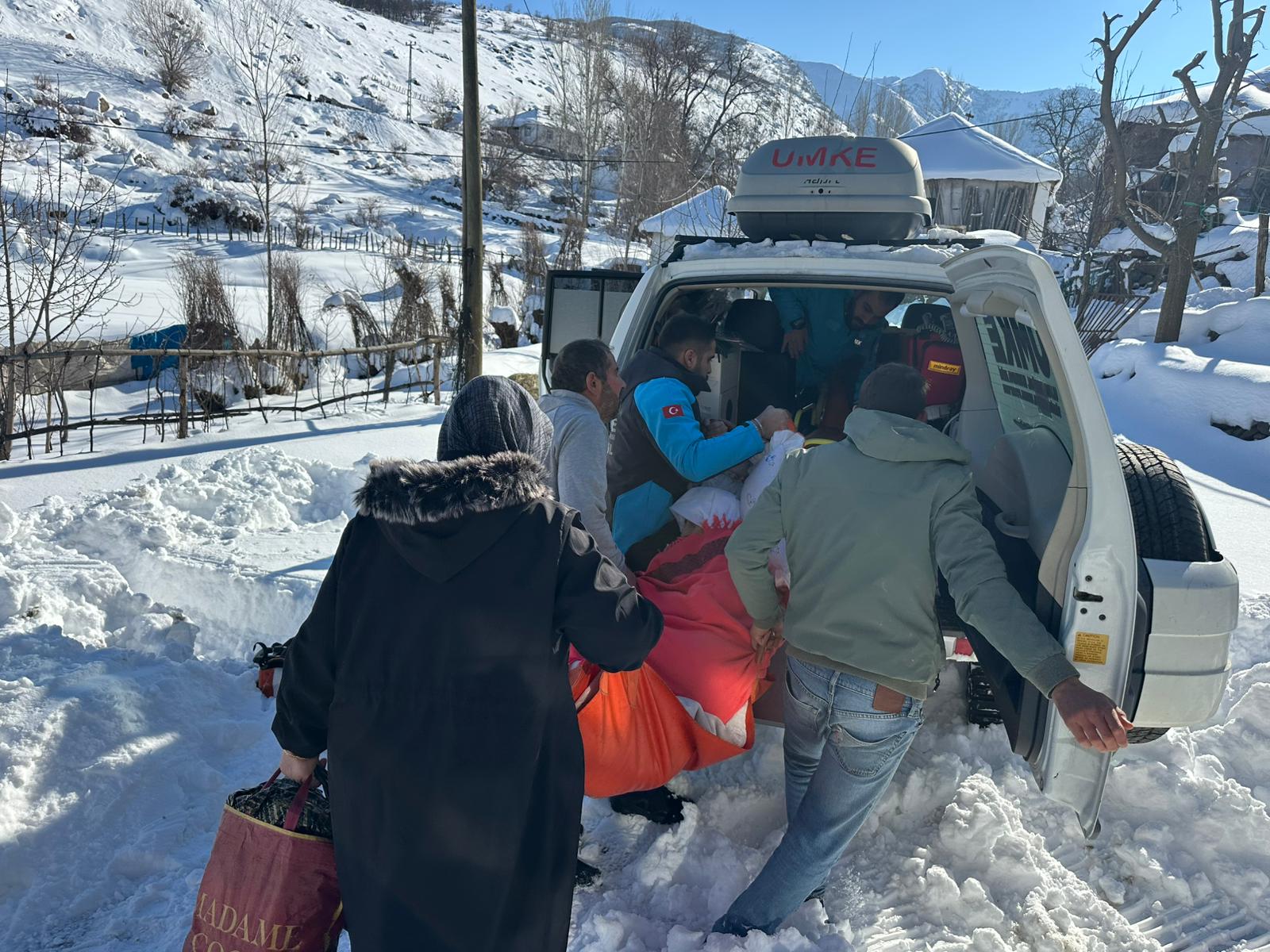 100 Yaşındaki Hastaya Paletli Araçla Ulaşıldı