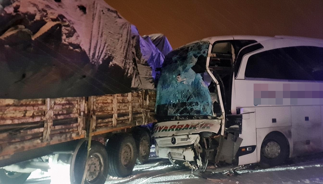 Bingöl-Erzurum Kara Yolunda Otobüs Tıra Çarptı: 3 Yaralı
