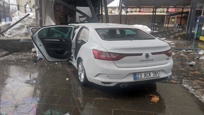 Bingöl’de Otomobil İş Yerine Daldı: 5 Yaralı