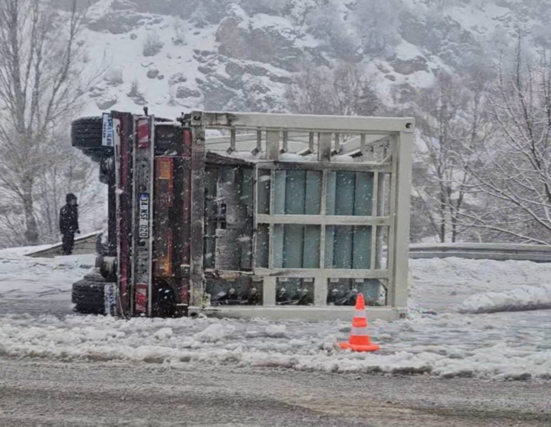 Bingöl’de Doğalgaz Taşıyan TIR Kaza Yaptı