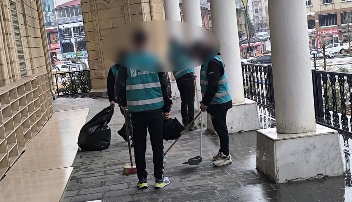 Yükümlülerden Ulu Camii’de Ramazan Temizliği