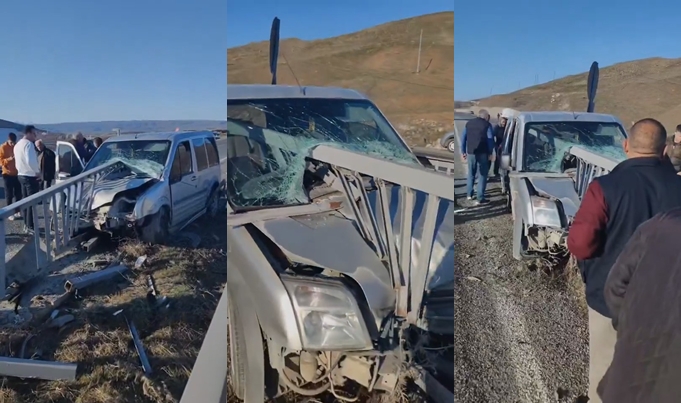 Hafif Ticari Araç Bariyerlere Saplandı