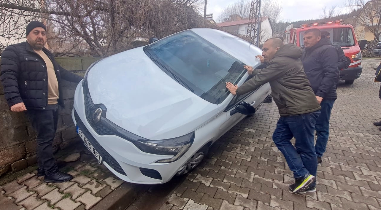 Bingöl’de Yayaya Çarpmak İstemeyen Sürücü Duvara Çarptı