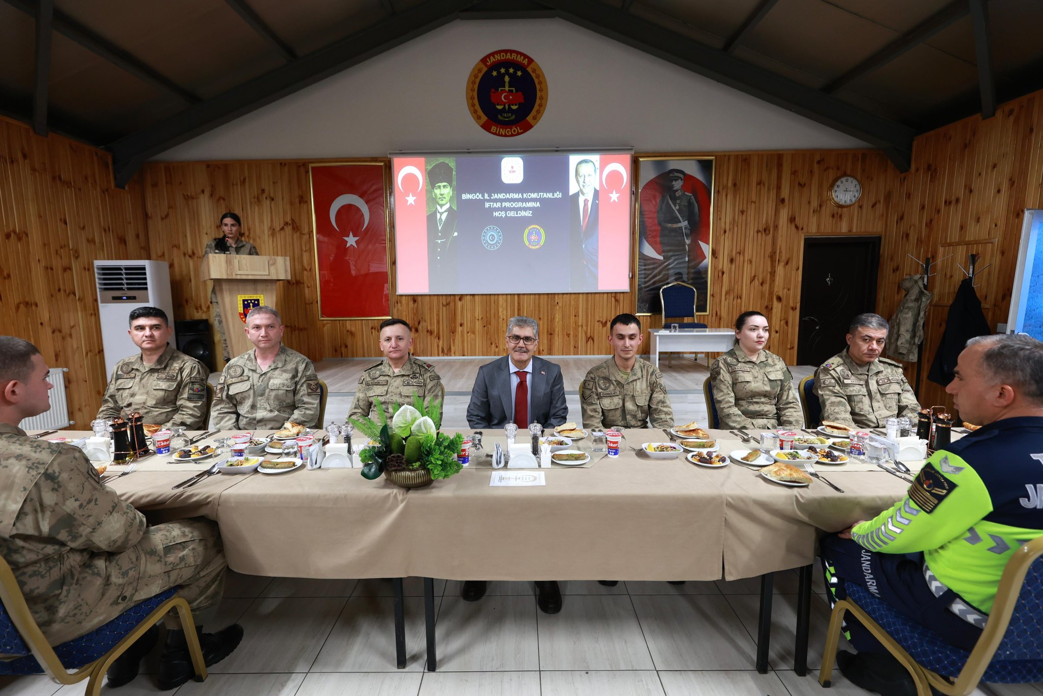 Vali Çelik, jandarma personeliyle iftarda buluştu