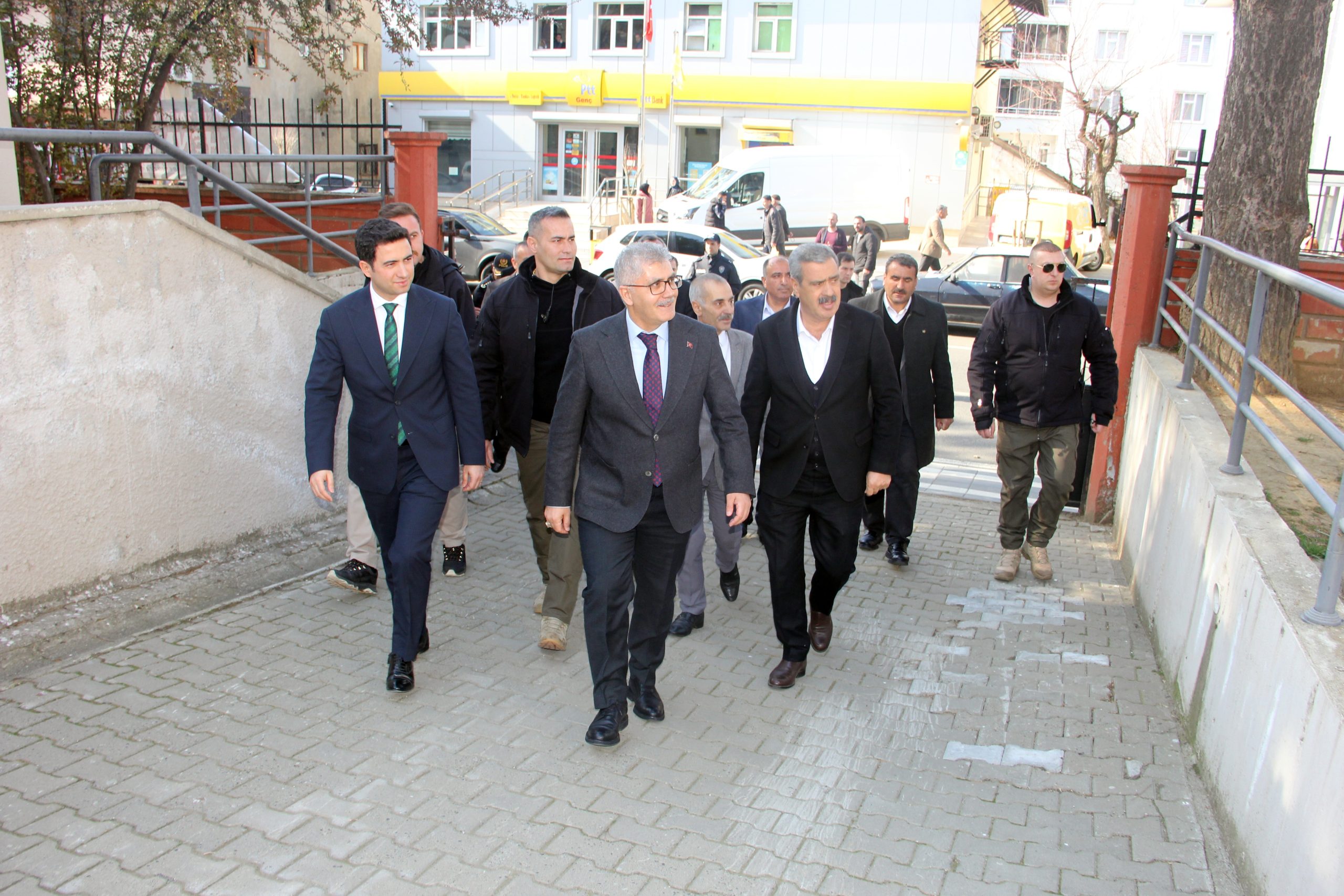 Vali Çelik, 20 Yıl Önce Görev Yaptığı Genç’i Ziyaret Etti
