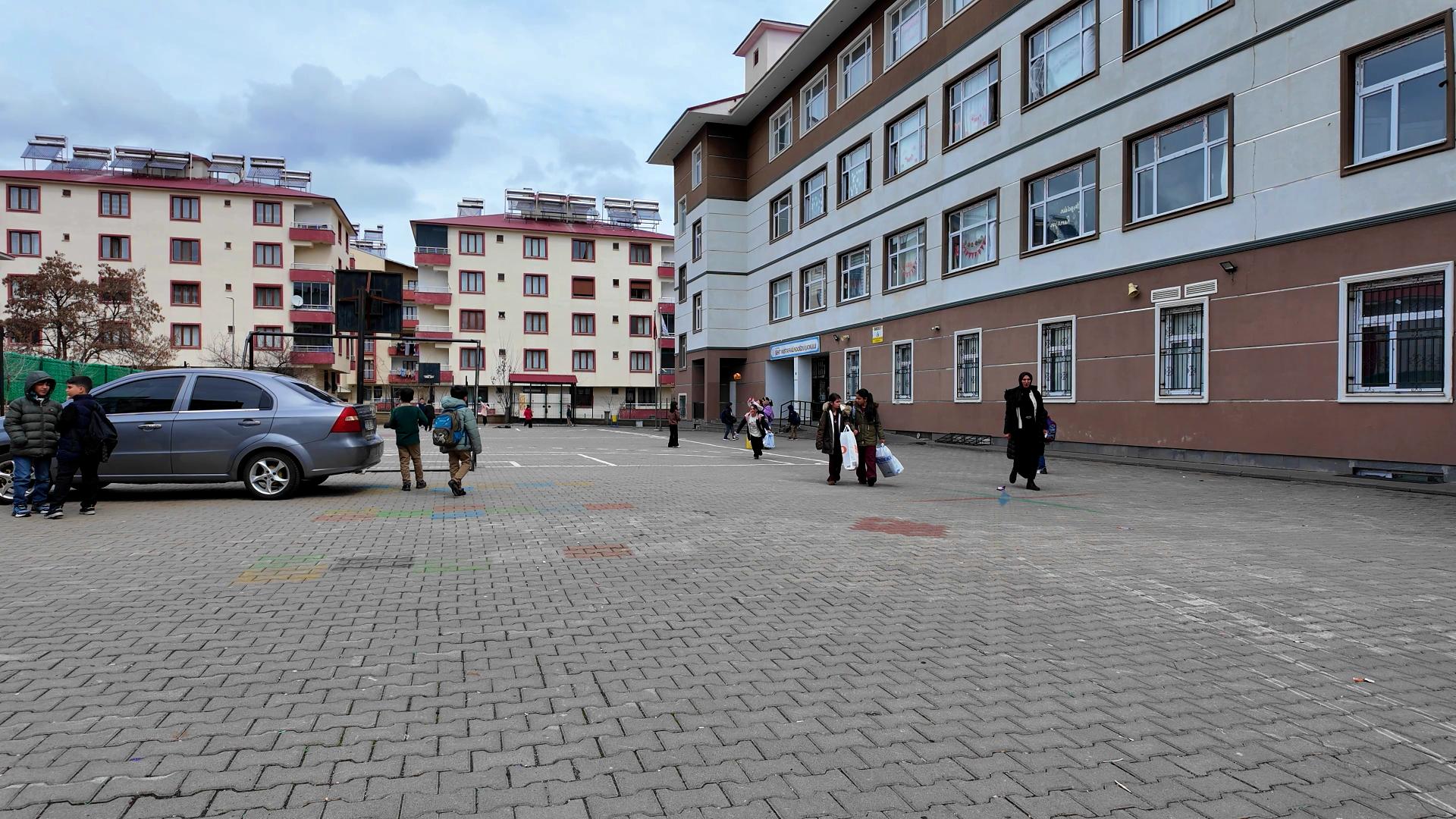 Sınıfta Sıkılan Sprey 30 Öğrenciyi Hastanelik Etti