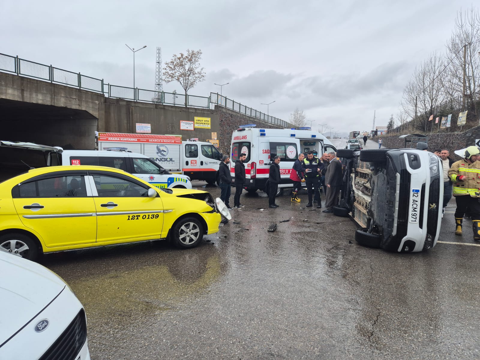 Bingöl’de Taksi İle Hafif Ticari Araç Çarpıştı: 5 Yaralı