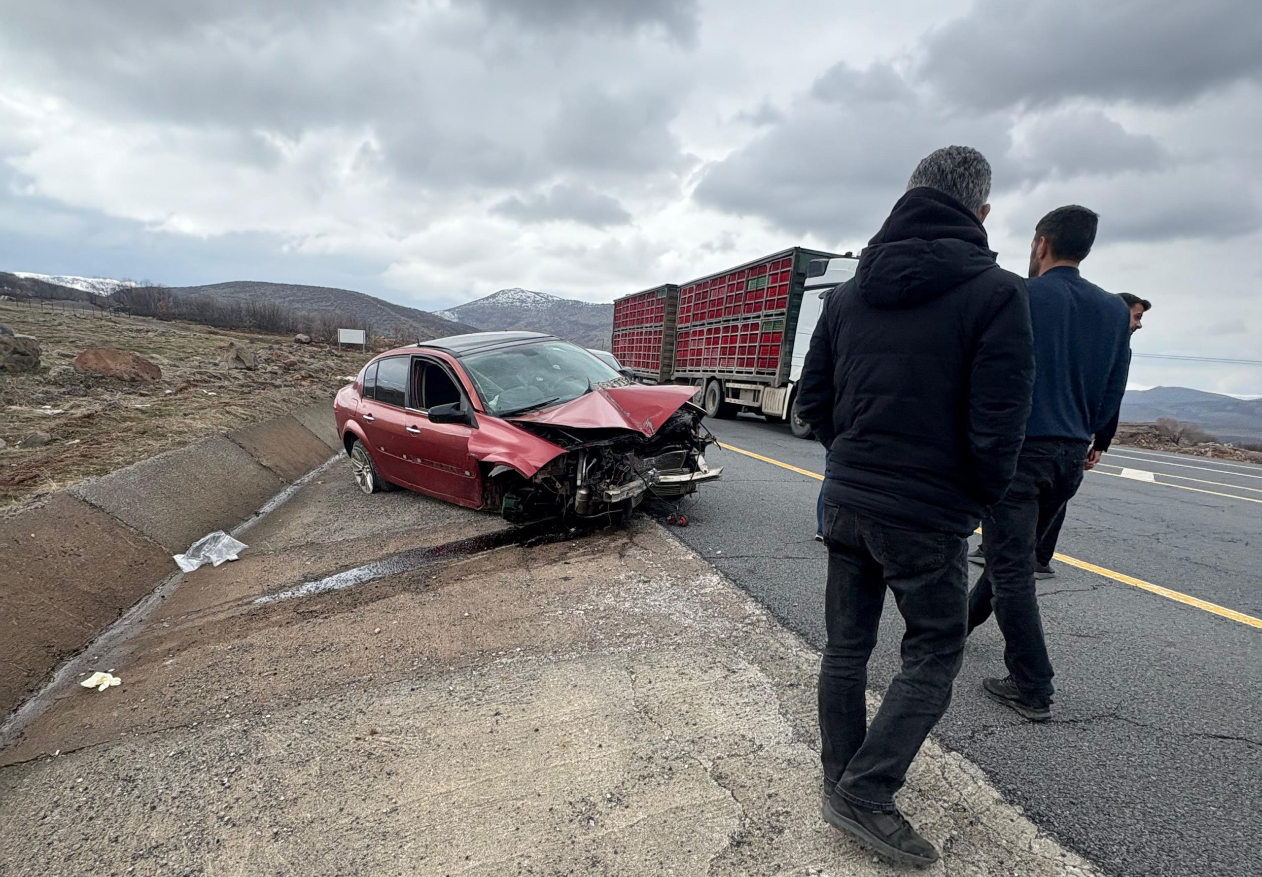 Bingöl’de otomobil trafik levhasına çarptı: 1 yaralı