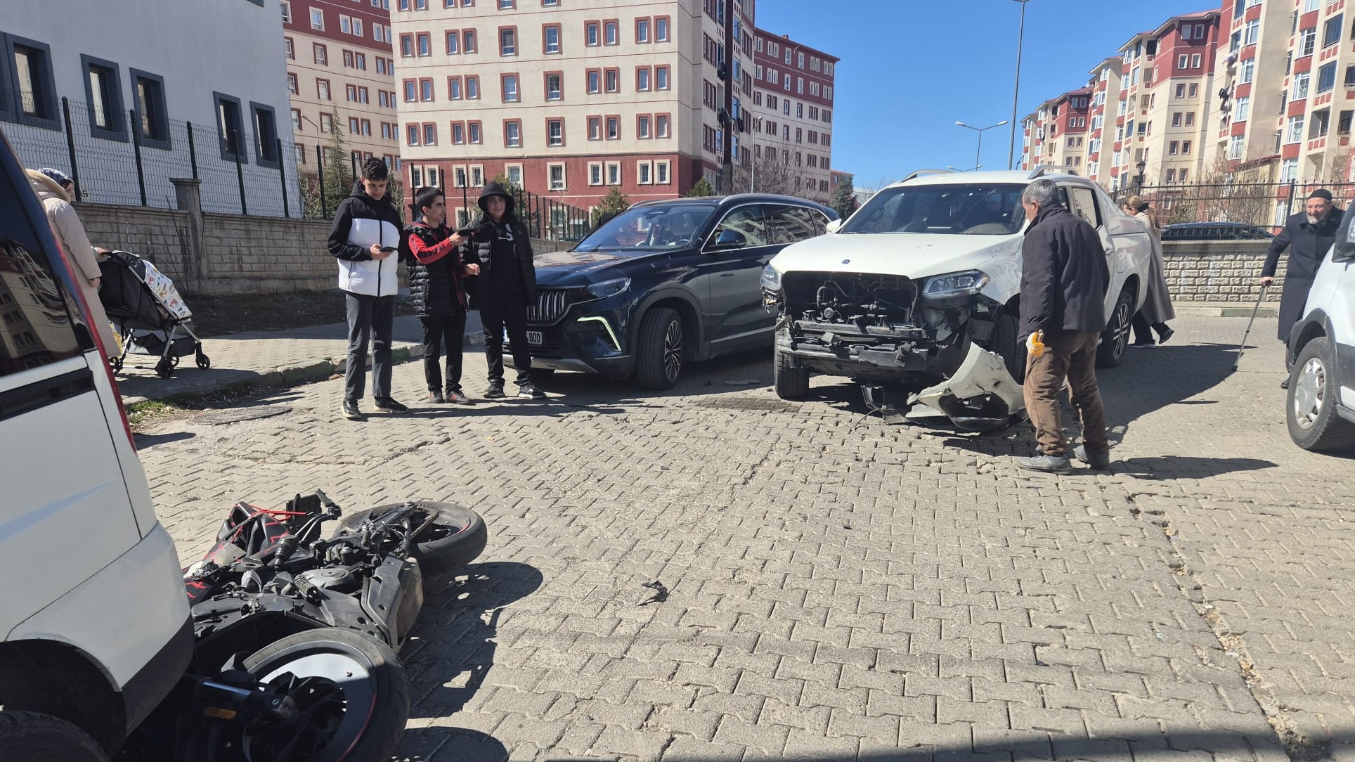 Bingöl’de Kamyonet İle Motosiklet Çarpıştı: 2 Yaralı